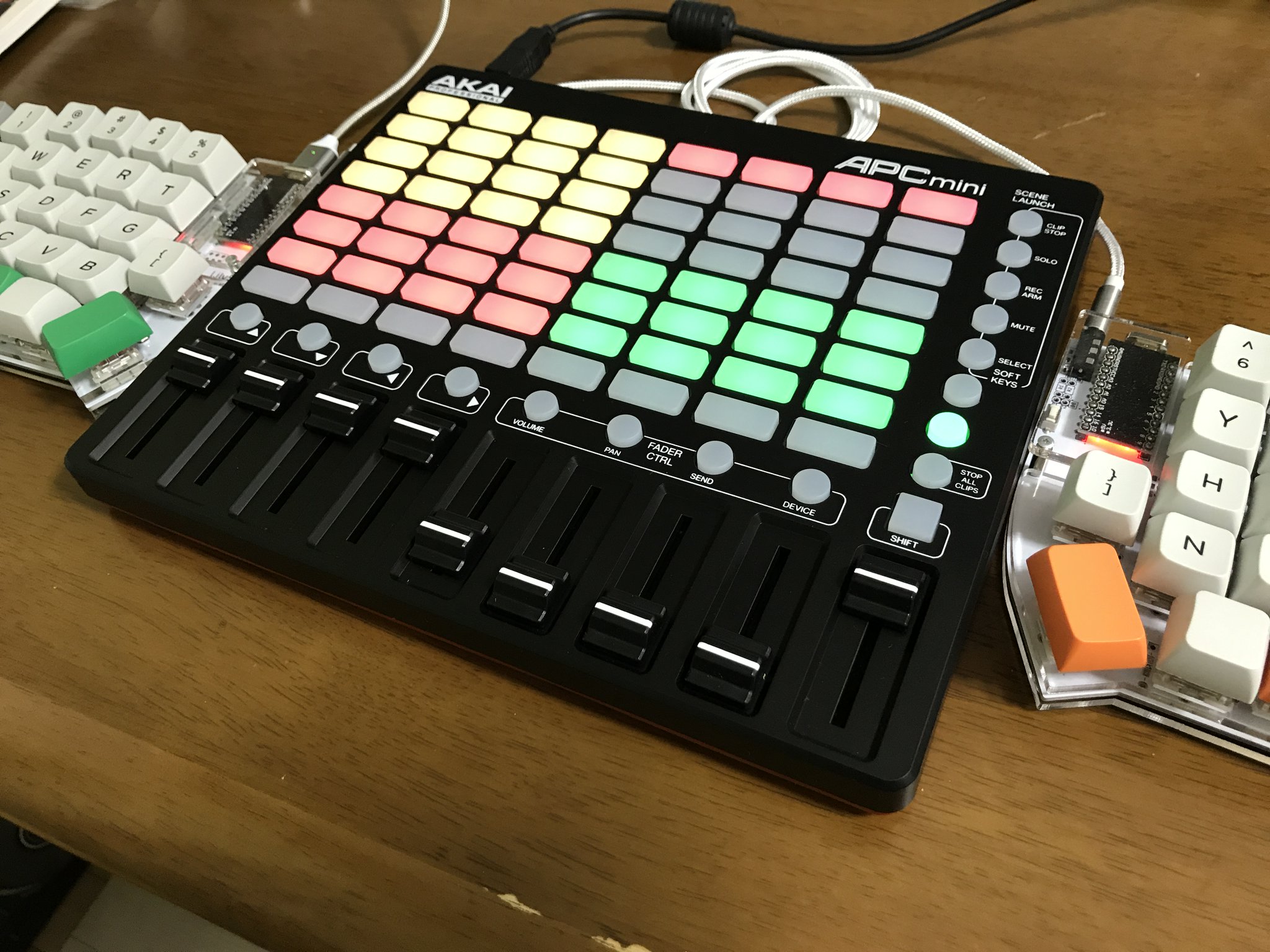 AKAI APC mini 32b86