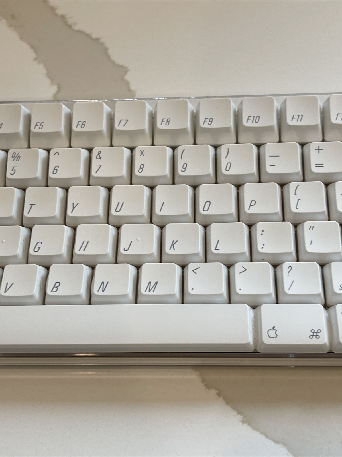 Apple Wireless Keyboard A1016 middle