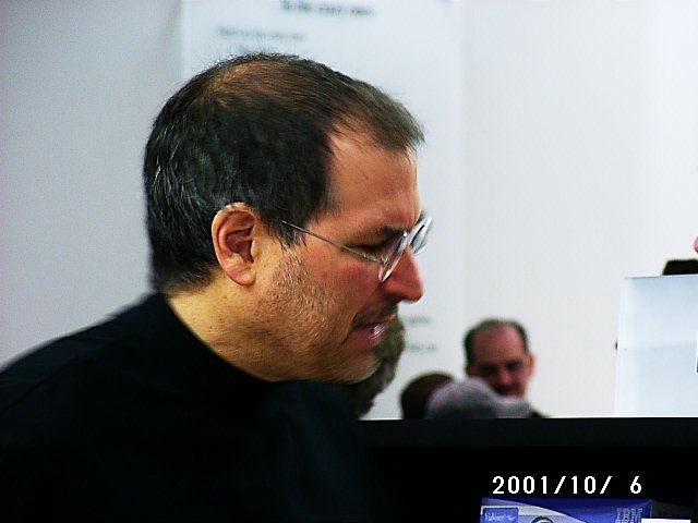 apple store 2001 Steve Jobs 2